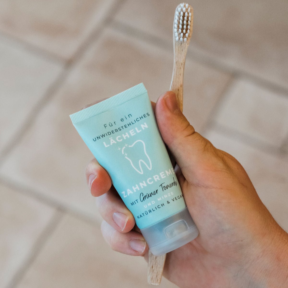 Heilerde Zahncreme Hand