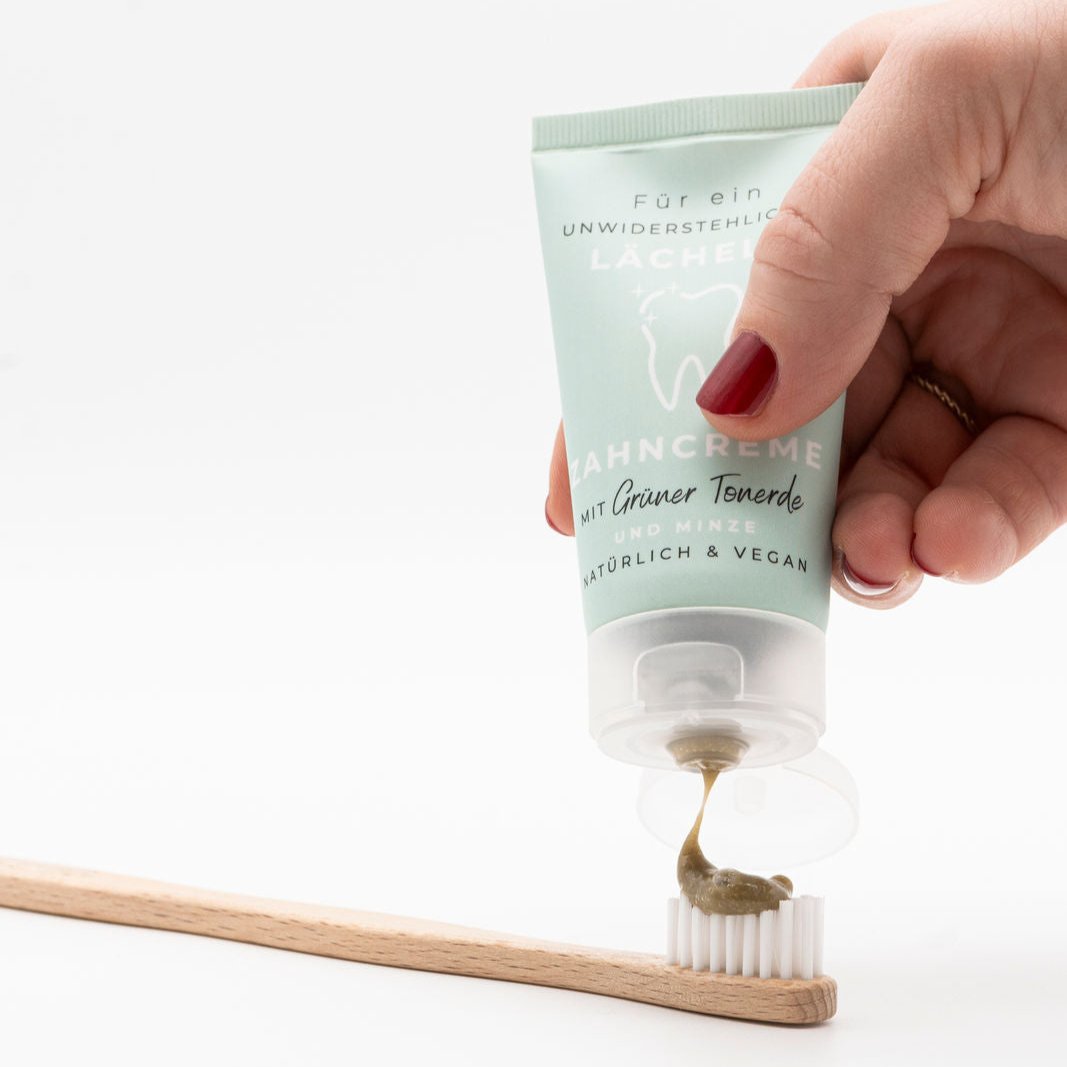 Heilerde Zahncreme auf Zahnbrüste