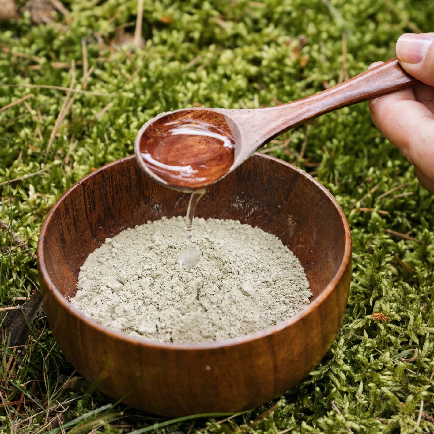 Heilerde in Schüssel mit Wasser
