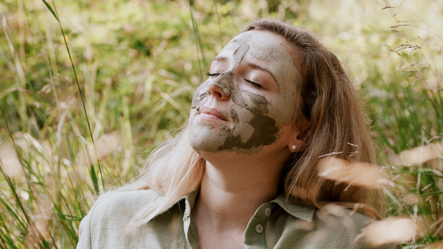 Heilerdemaske im Gesicht in Natur